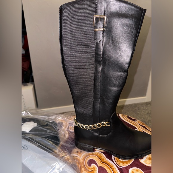 Black, flat boots with chain - Picture 2 of 4